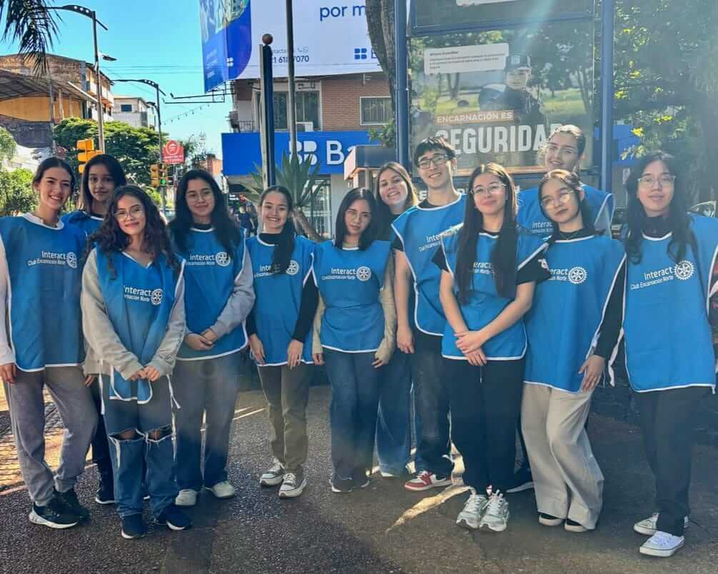 Jóvenes de Interact organizando una colecta para el asilo de ancianos.