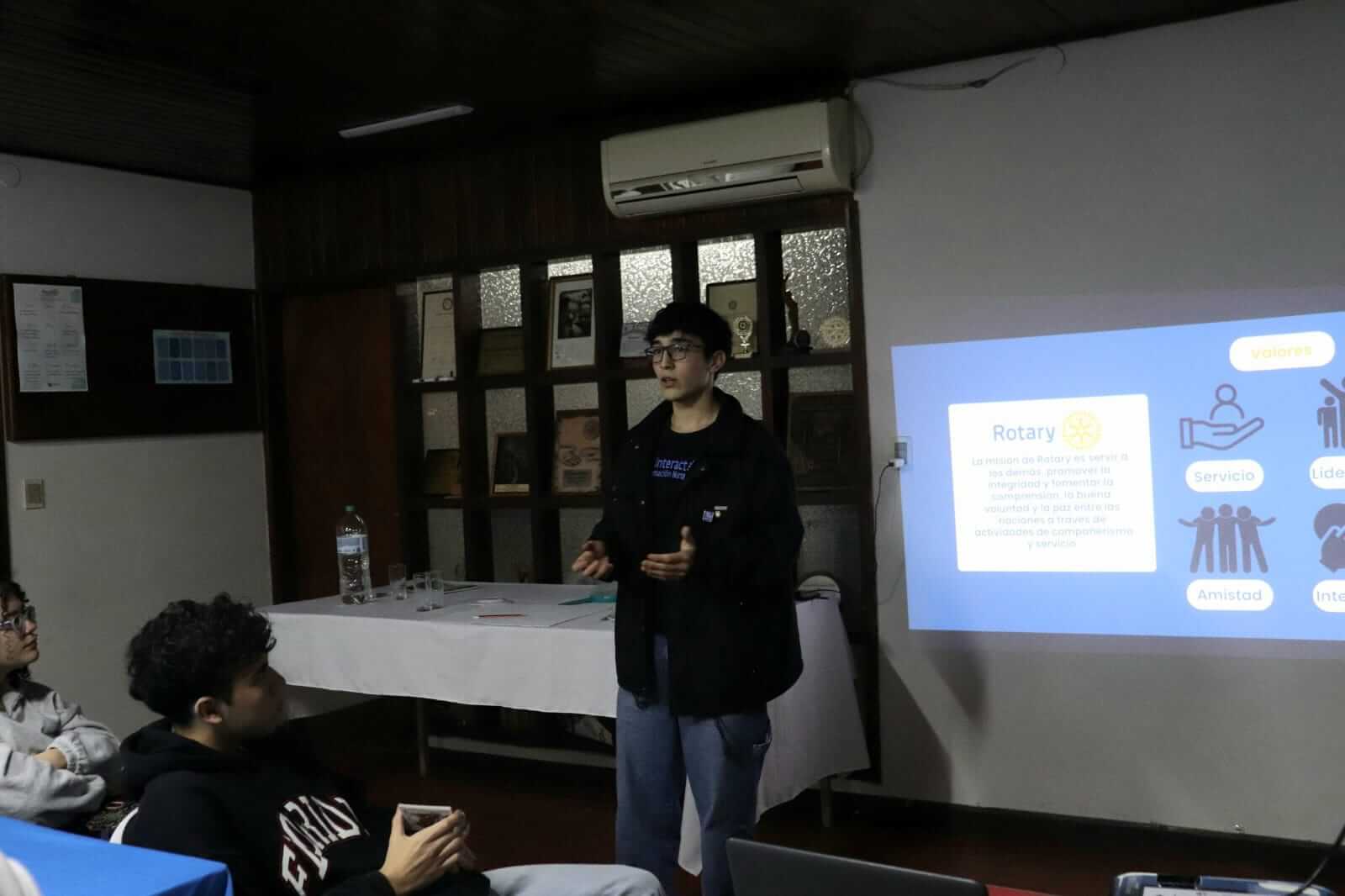 Jóvenes colaborando en un proyecto comunitario